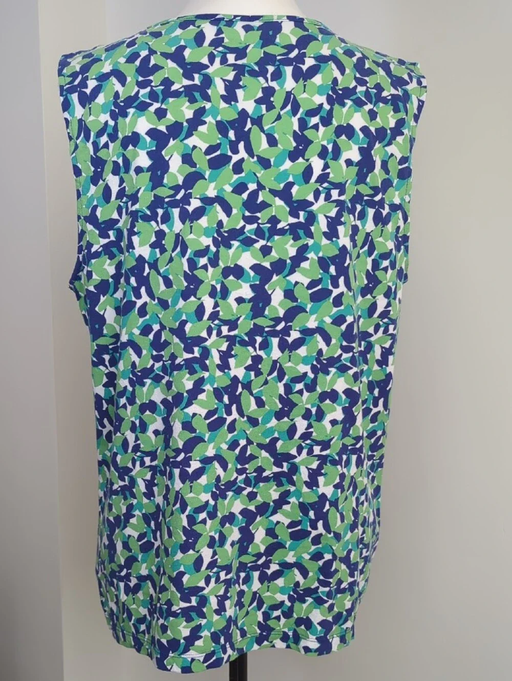 Talbots Twist Front Sleeveless V-Neck Blouse Green Blue Confetti Leaf LARGE